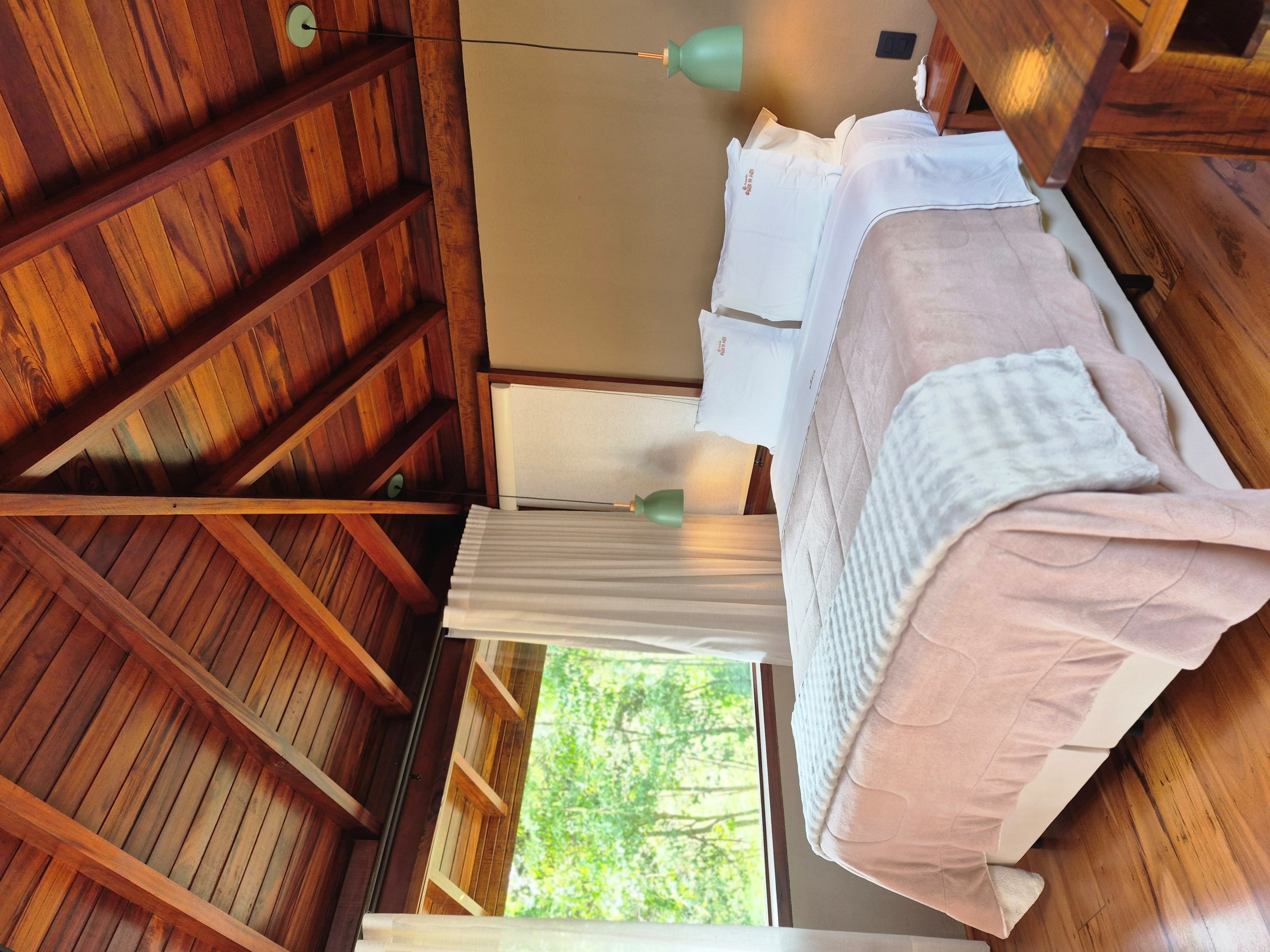 Lontra - cama queen-size, janela com vista.jpg